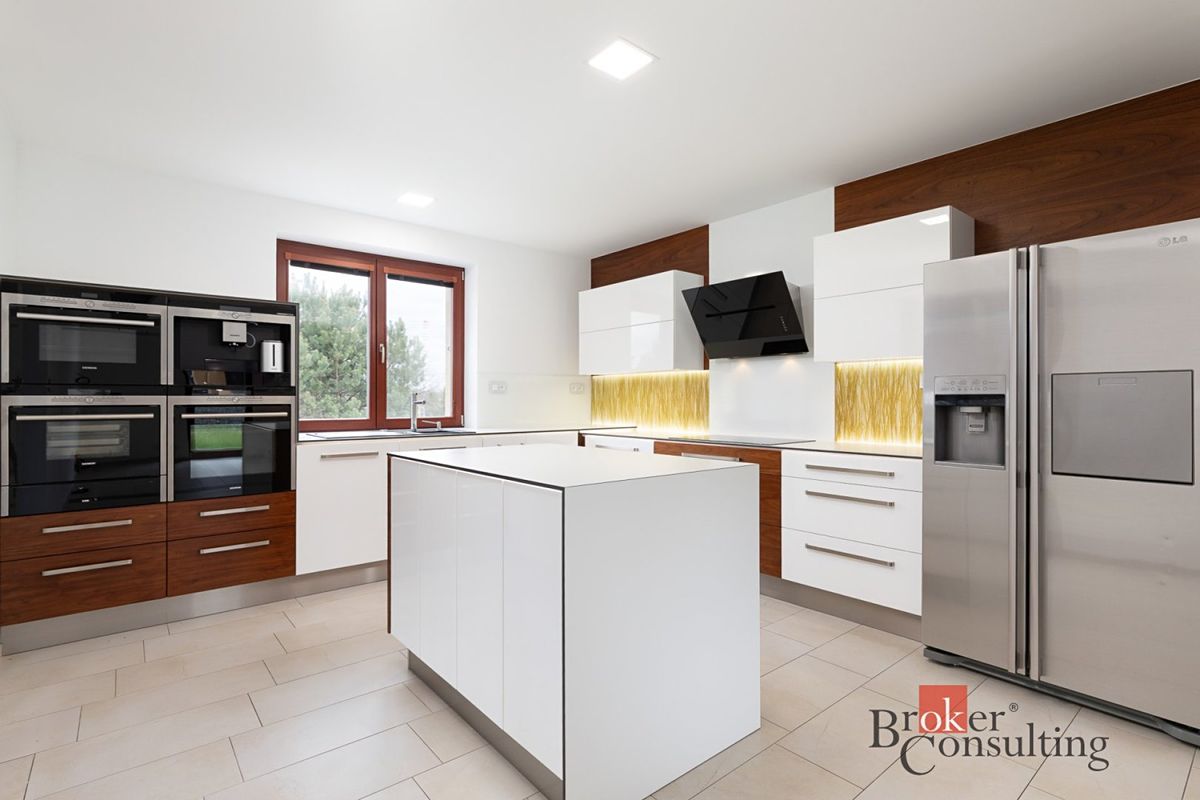 Prodej rodinného domu 295 m², pozemek 2375 m²