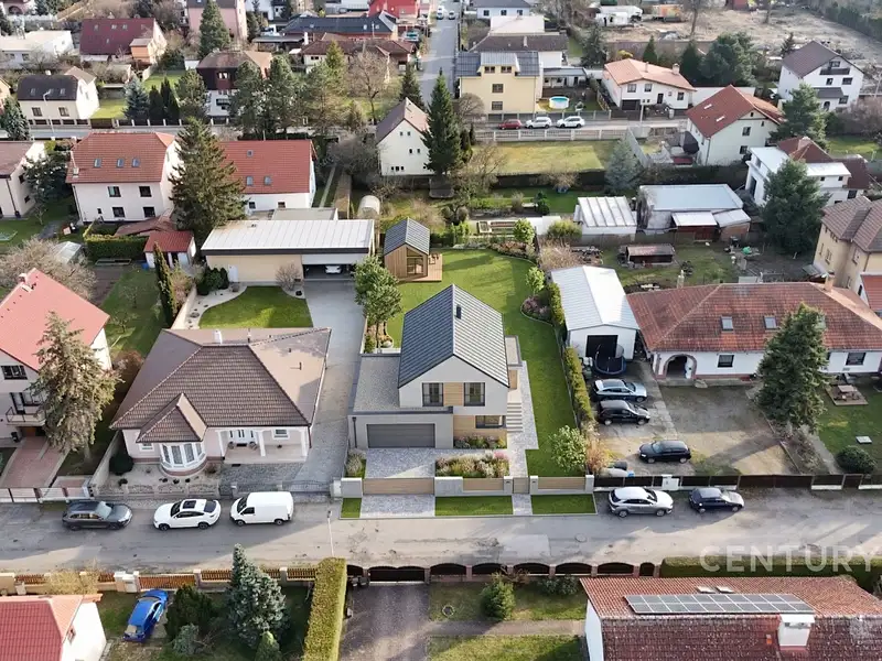 Prodej rodinného domu 225 m², pozemek 901 m², Praha – náhled fotky 3