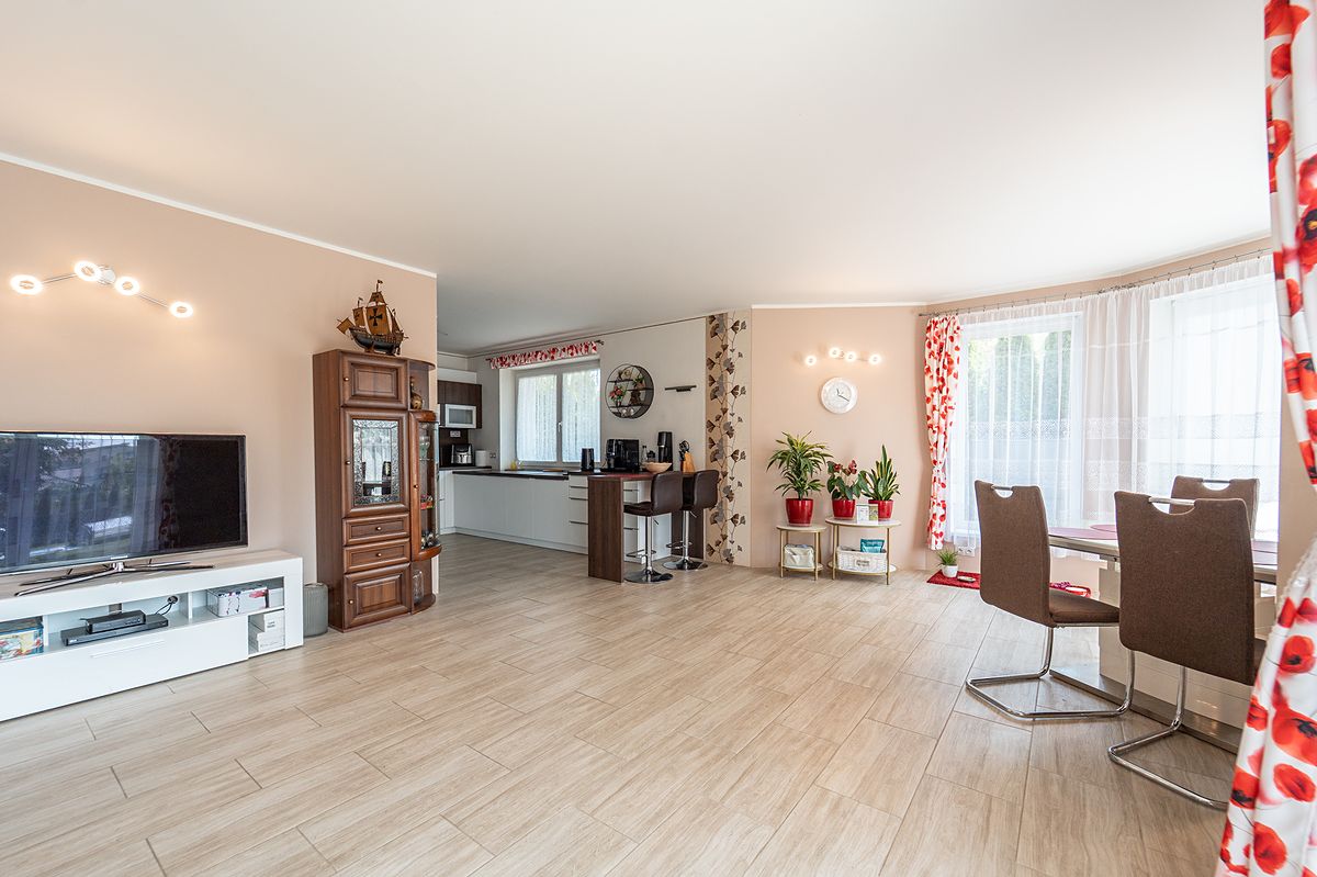 Prodej rodinného domu 220 m², pozemek 1053 m² – fotografie 3