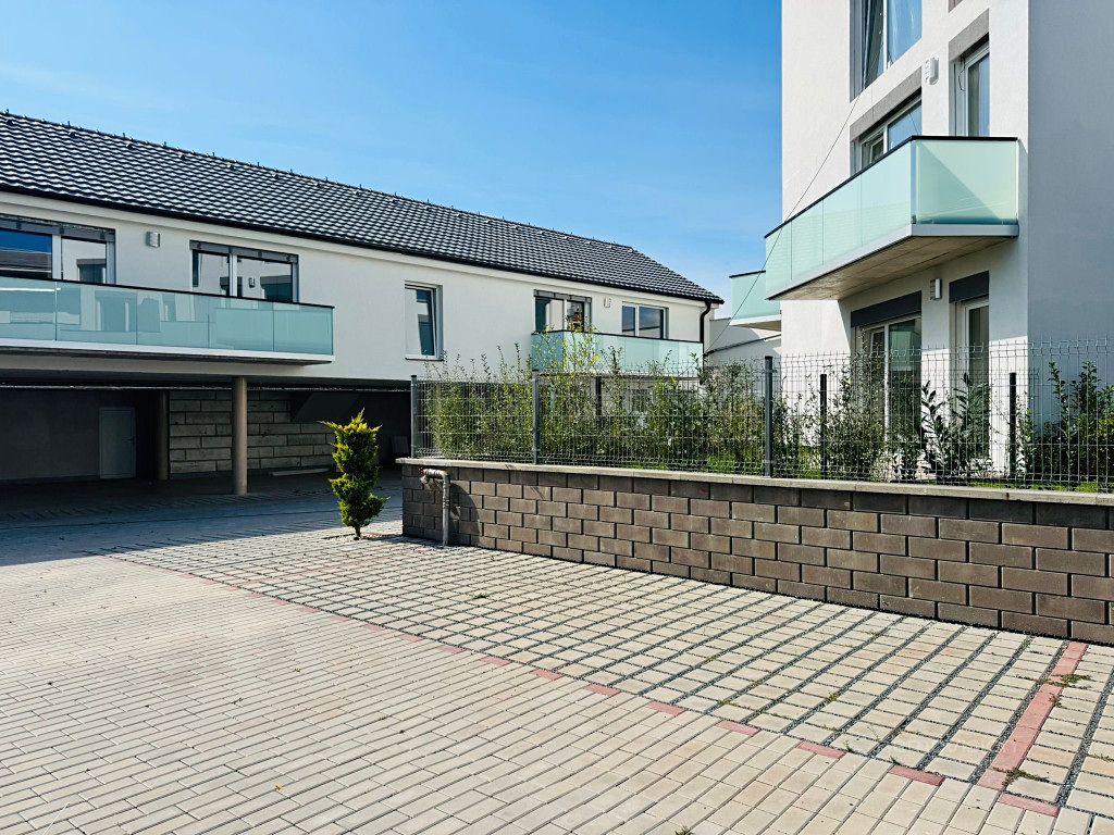 Pronájem garážového stání 13 m² – fotografie 3