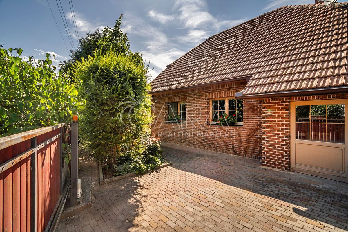 Prodej rodinného domu 199 m², pozemek 836 m² – fotografie 2