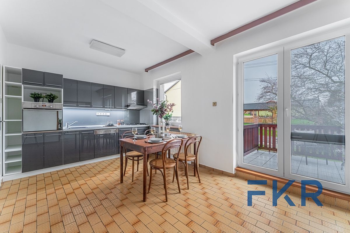 Prodej rodinného domu 234 m², pozemek 1045 m² – fotografie 5
