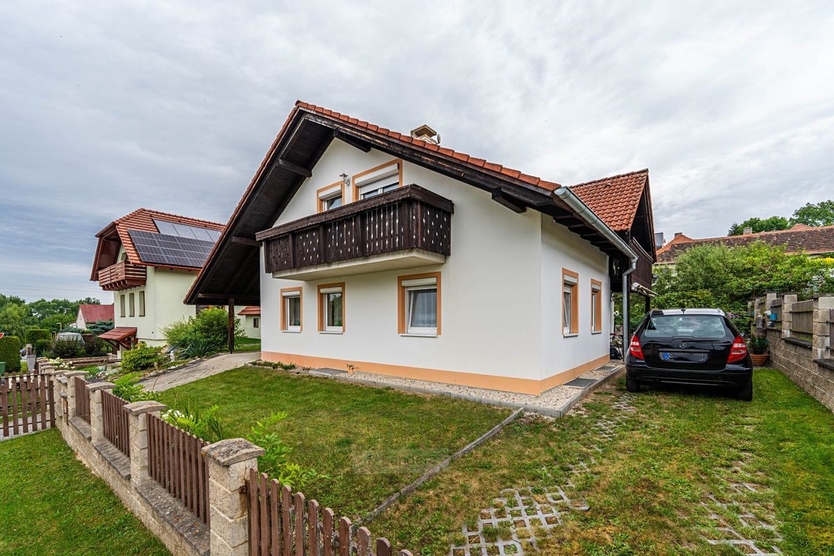 Prodej rodinného domu 330 m², pozemek 412 m² – fotografie 2
