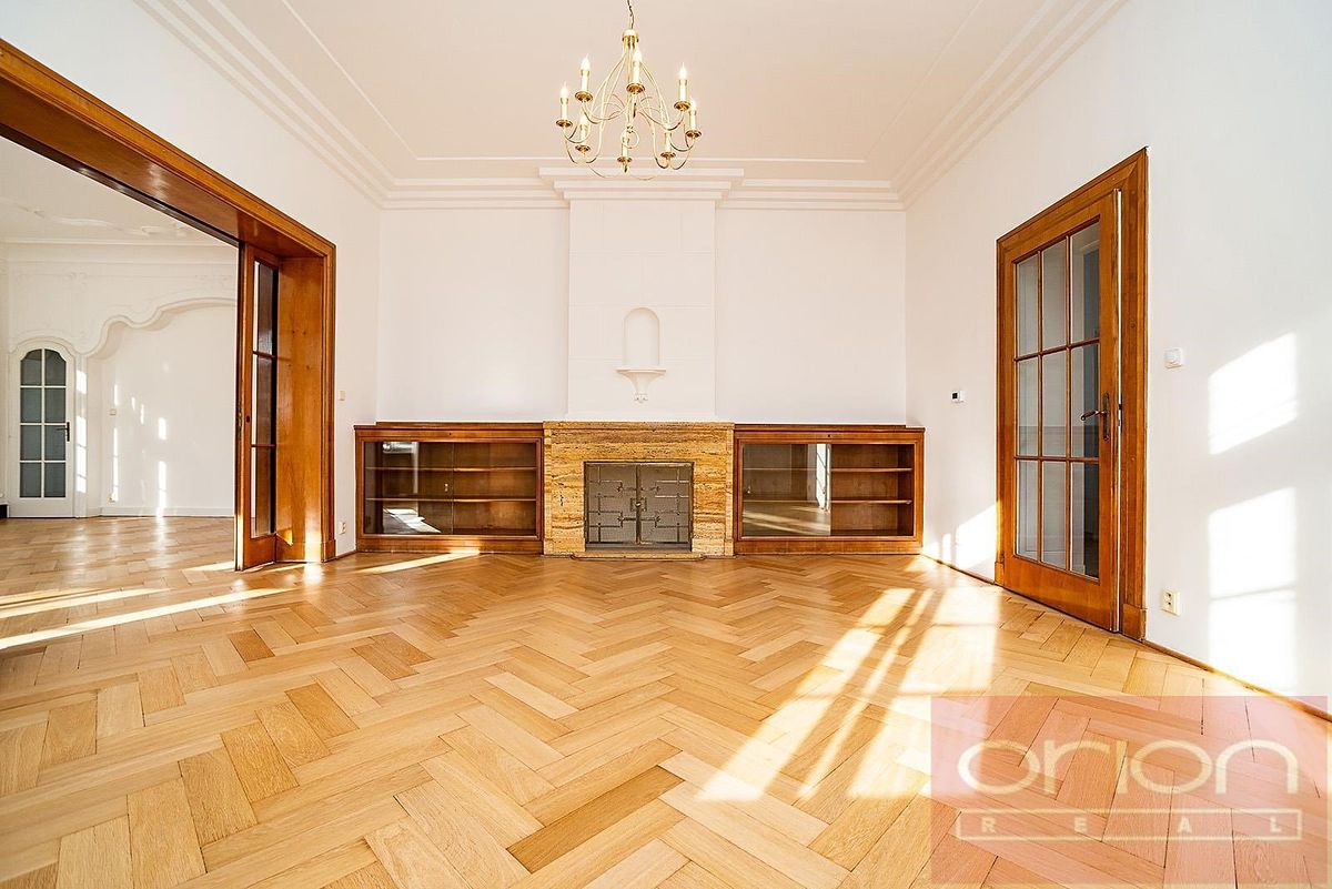 Pronájem bytu 6 pokojů a více 274 m²