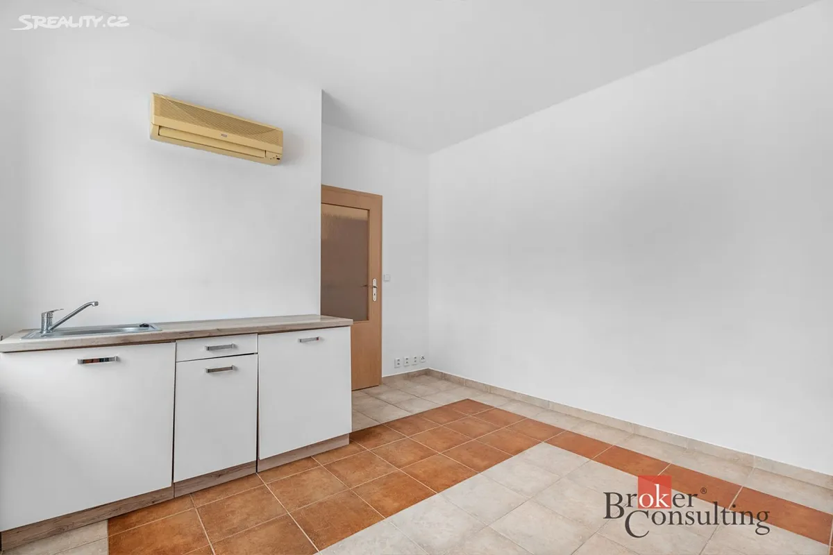 Pronájem bytu 1+kk 18 m² – pohled 2