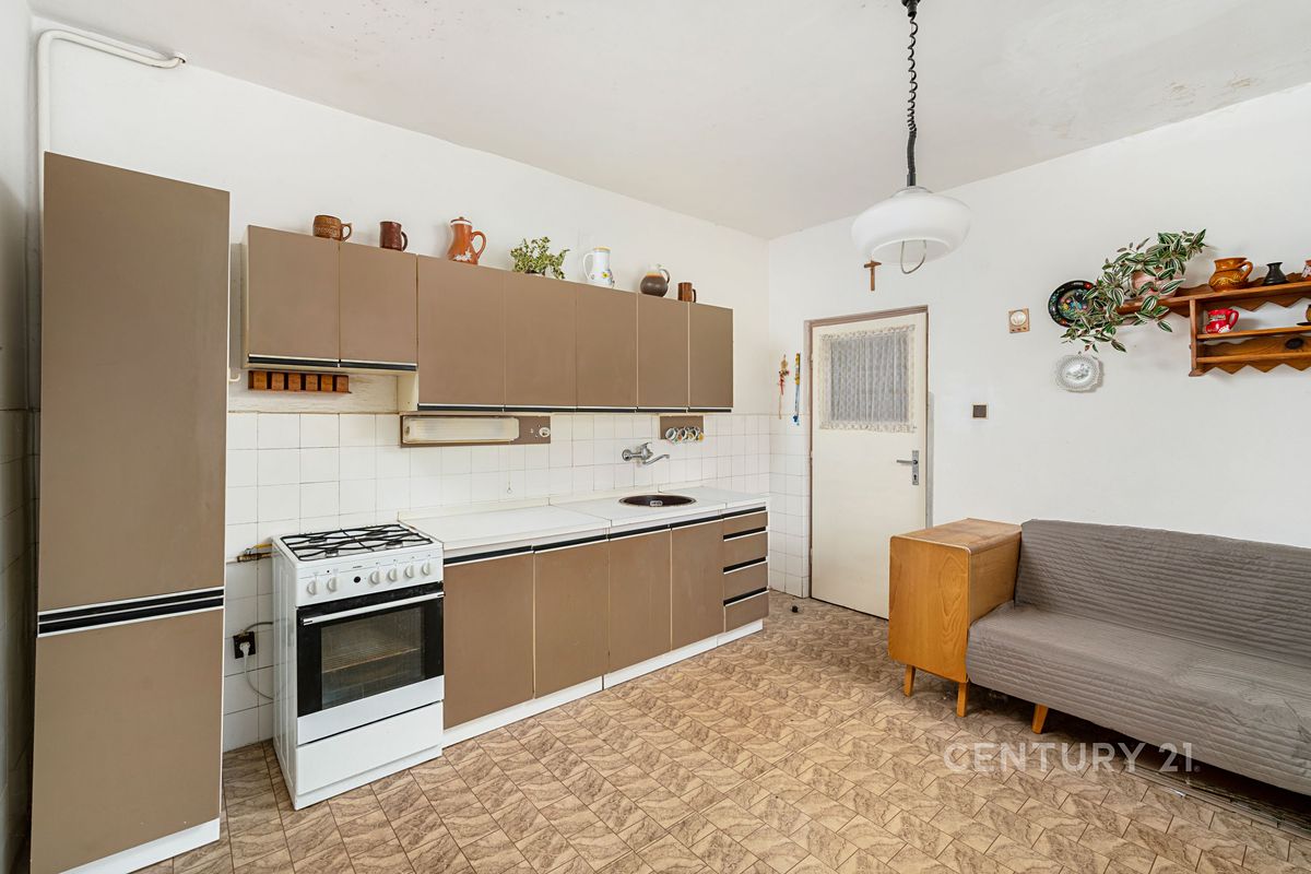 Prodej rodinného domu 215 m², pozemek 946 m² – fotografie 2