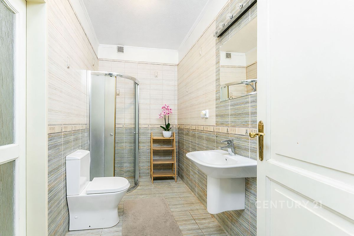 Prodej rodinného domu 217 m², pozemek 268 m² – fotografie 4