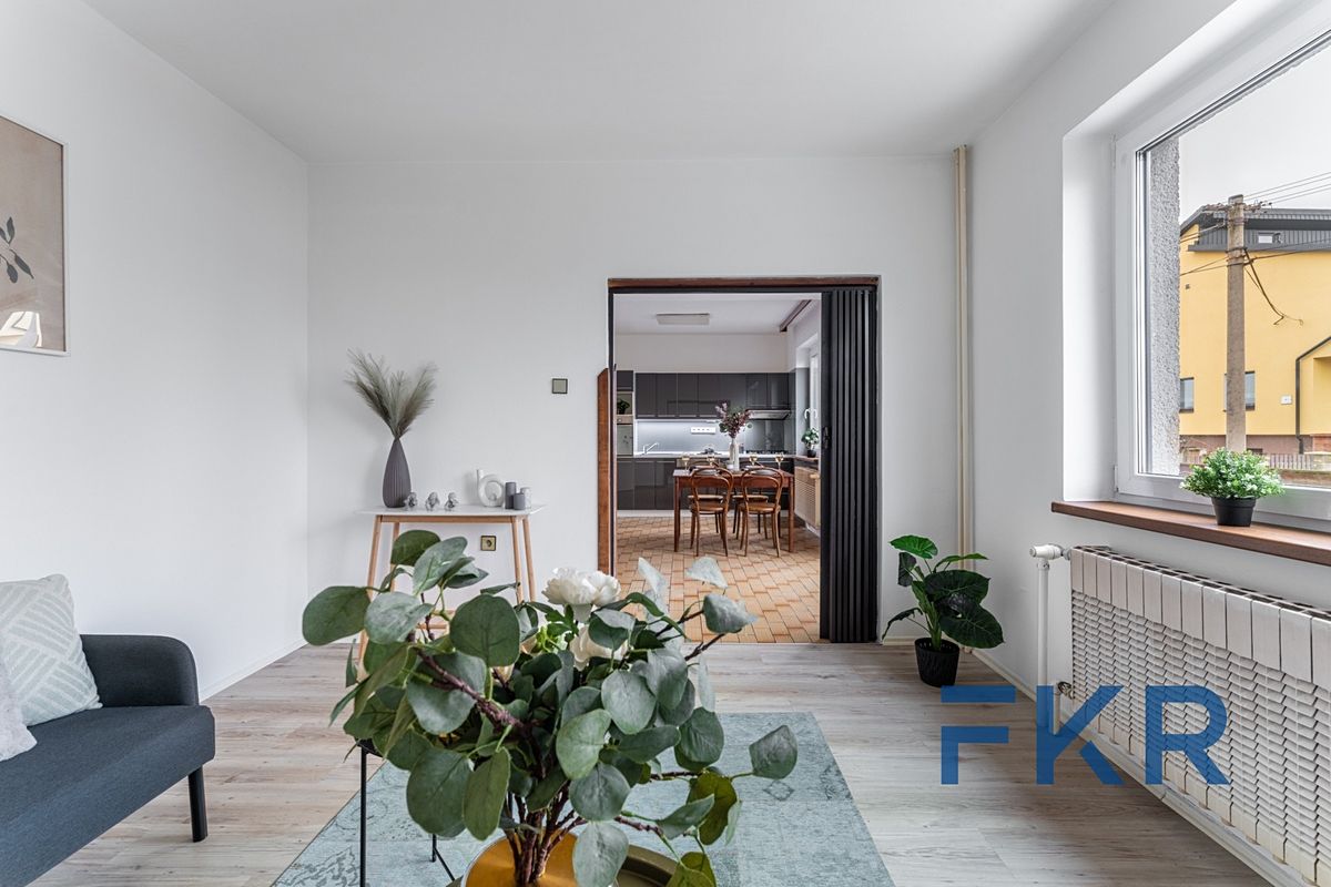 Prodej rodinného domu 234 m², pozemek 1045 m² – fotografie 3