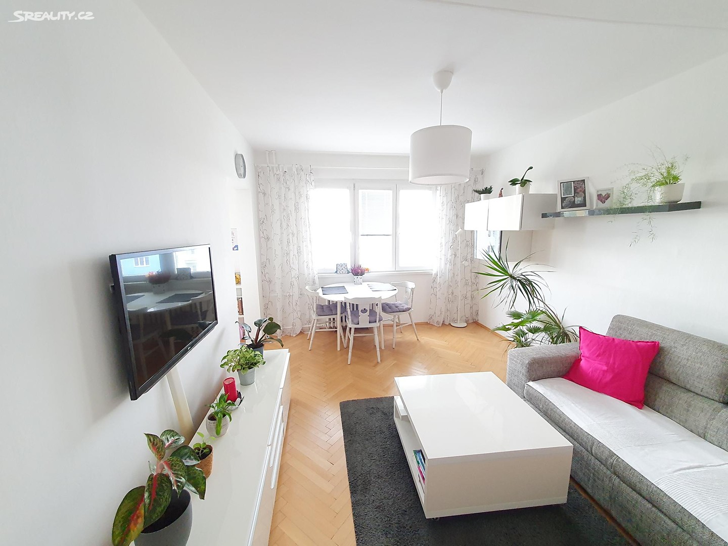 Pronájem bytu 2+1 52 m² – pohled 2