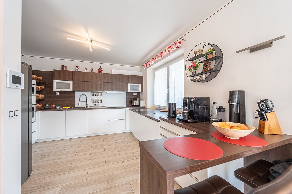 Prodej rodinného domu 220 m², pozemek 1053 m² – fotografie 2
