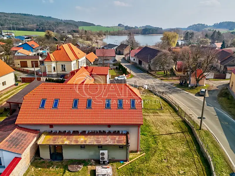 Prodej rodinného domu 340 m², pozemek 1435 m², Drhovy – náhled fotky 3