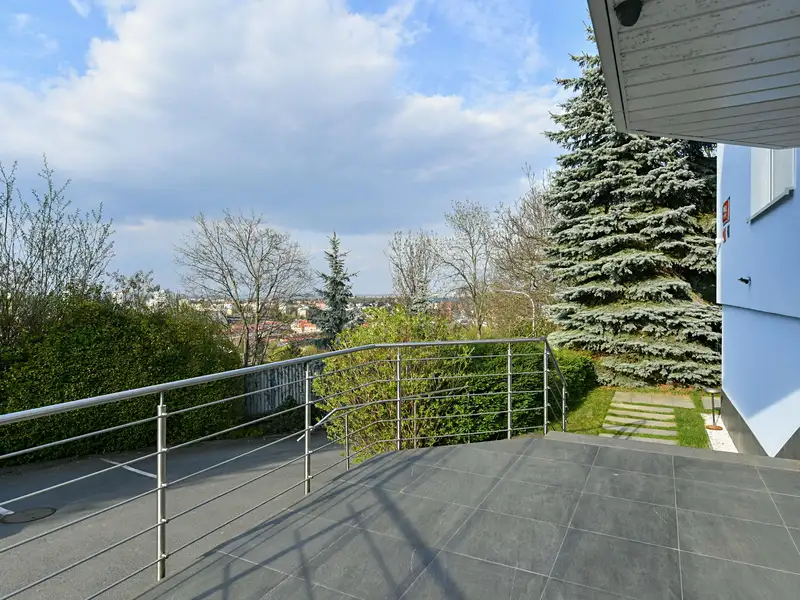 Pronájem rodinného domu 700 m², pozemek 934 m², Praha – náhled fotky 2