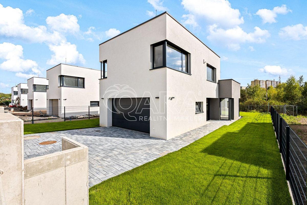 Prodej rodinného domu 288 m², pozemek 687 m²