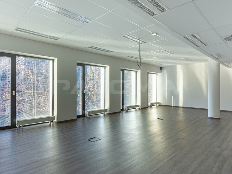 Pronájem komerčního prostoru, 100 m² (2 z 16)