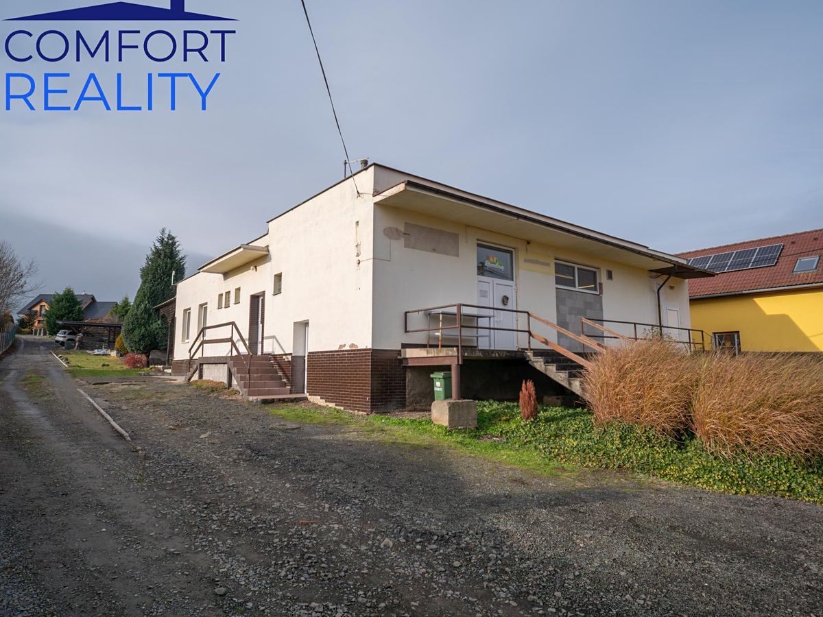 Prodej rodinného domu 220 m², pozemek 940 m² – fotografie 2