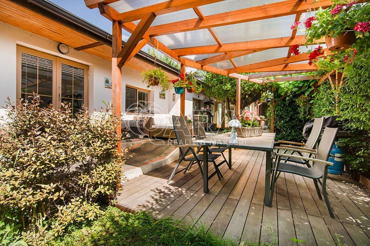 Prodej rodinného domu 199 m², pozemek 836 m² – fotografie 3