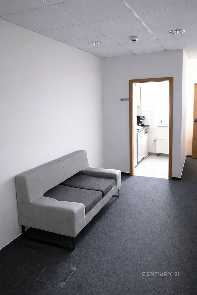 Pronájem kanceláře 175 m² – fotografie 4