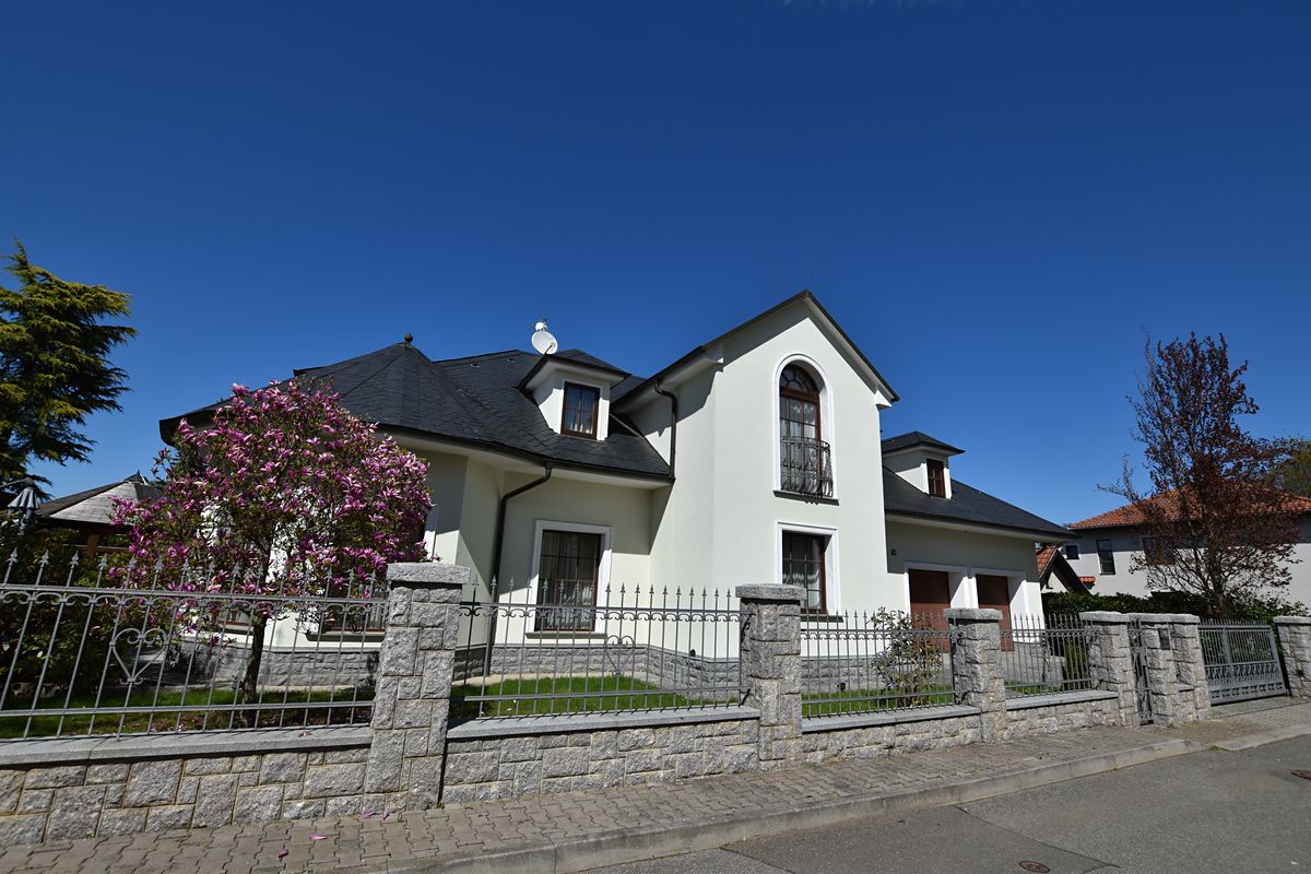 Prodej rodinného domu 510 m², pozemek 743 m² – fotografie 2