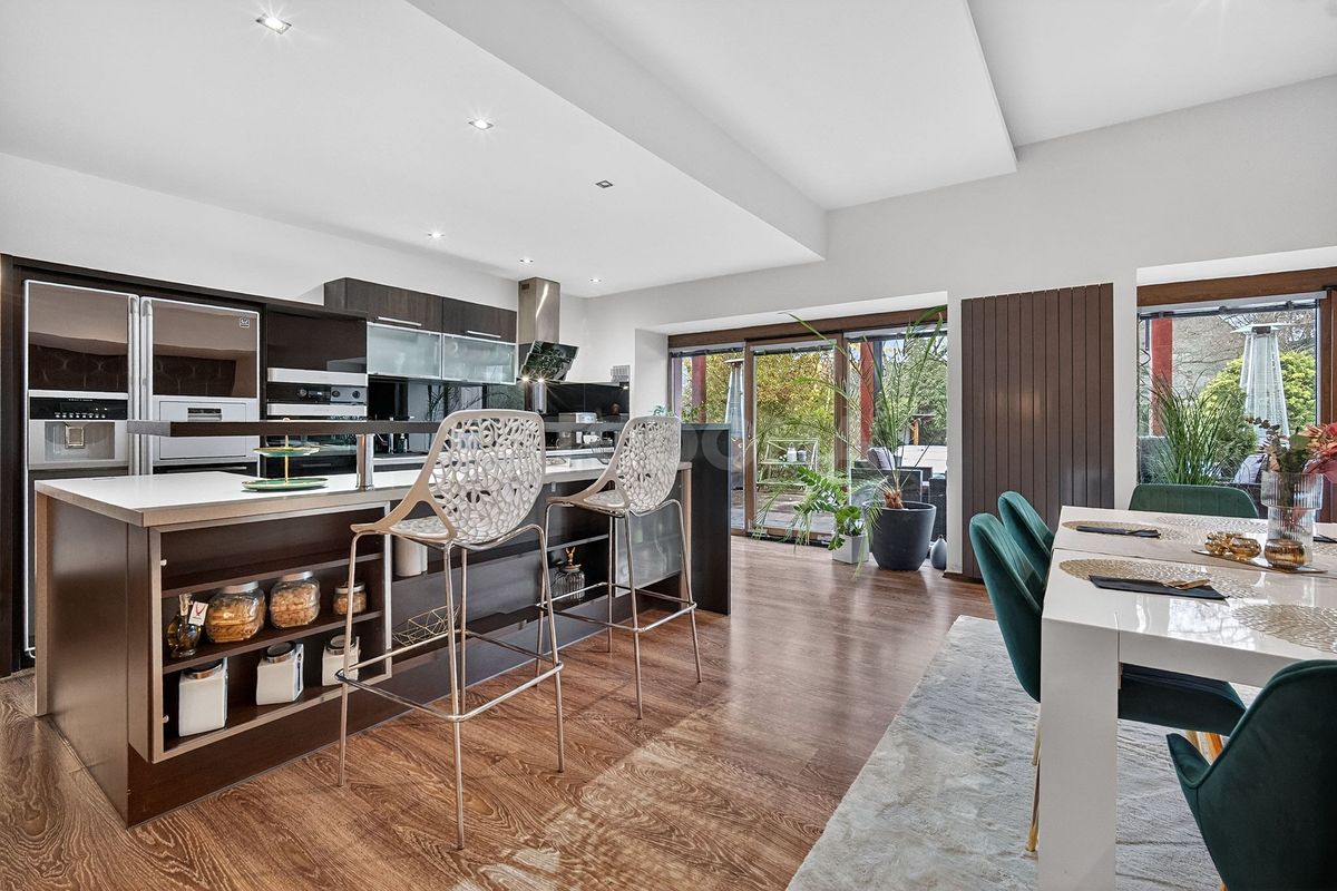 Prodej rodinného domu 280 m², pozemek 2085 m² – fotografie 2