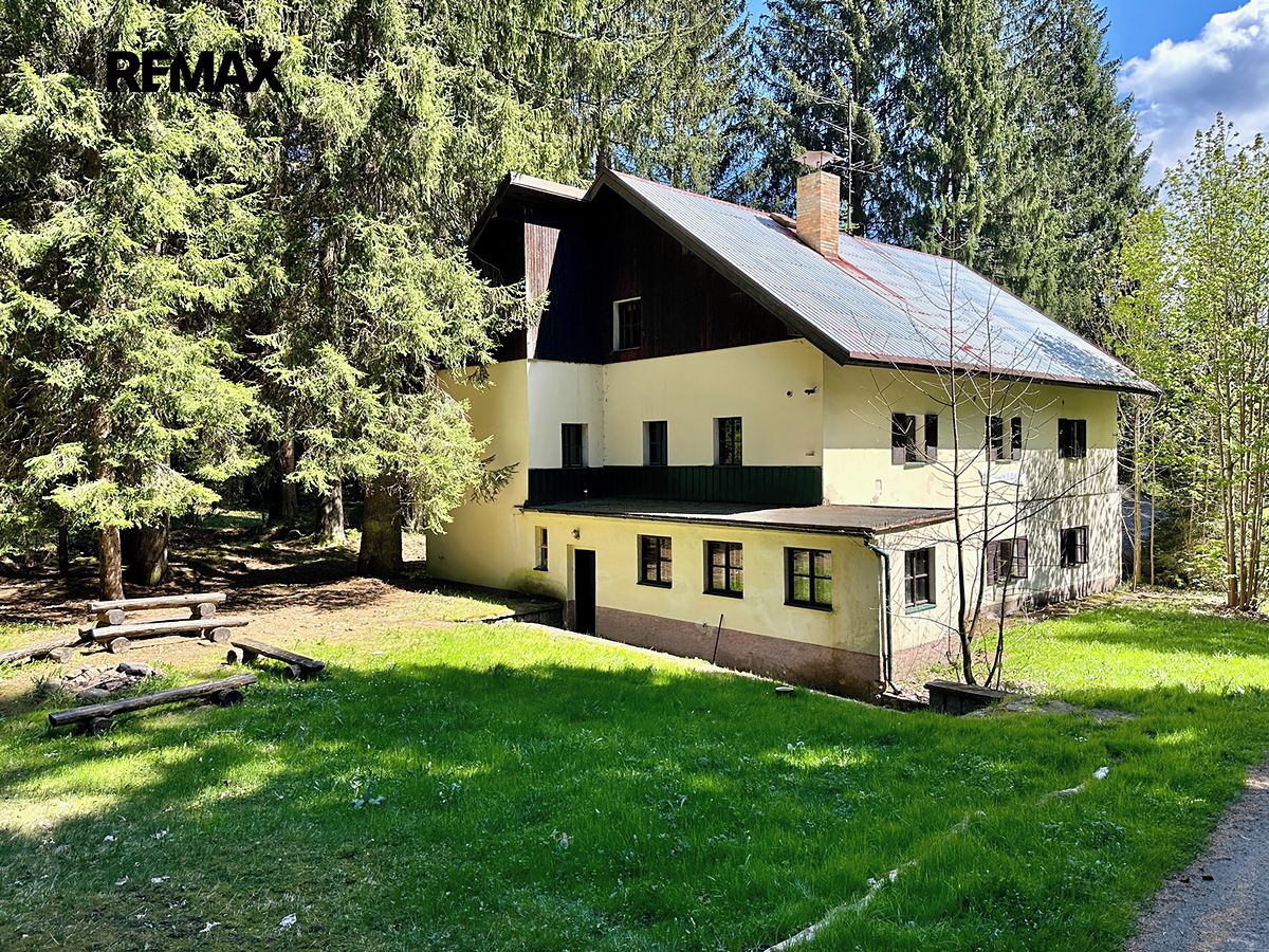 Prodej rodinného domu 400 m², pozemek 15757 m²