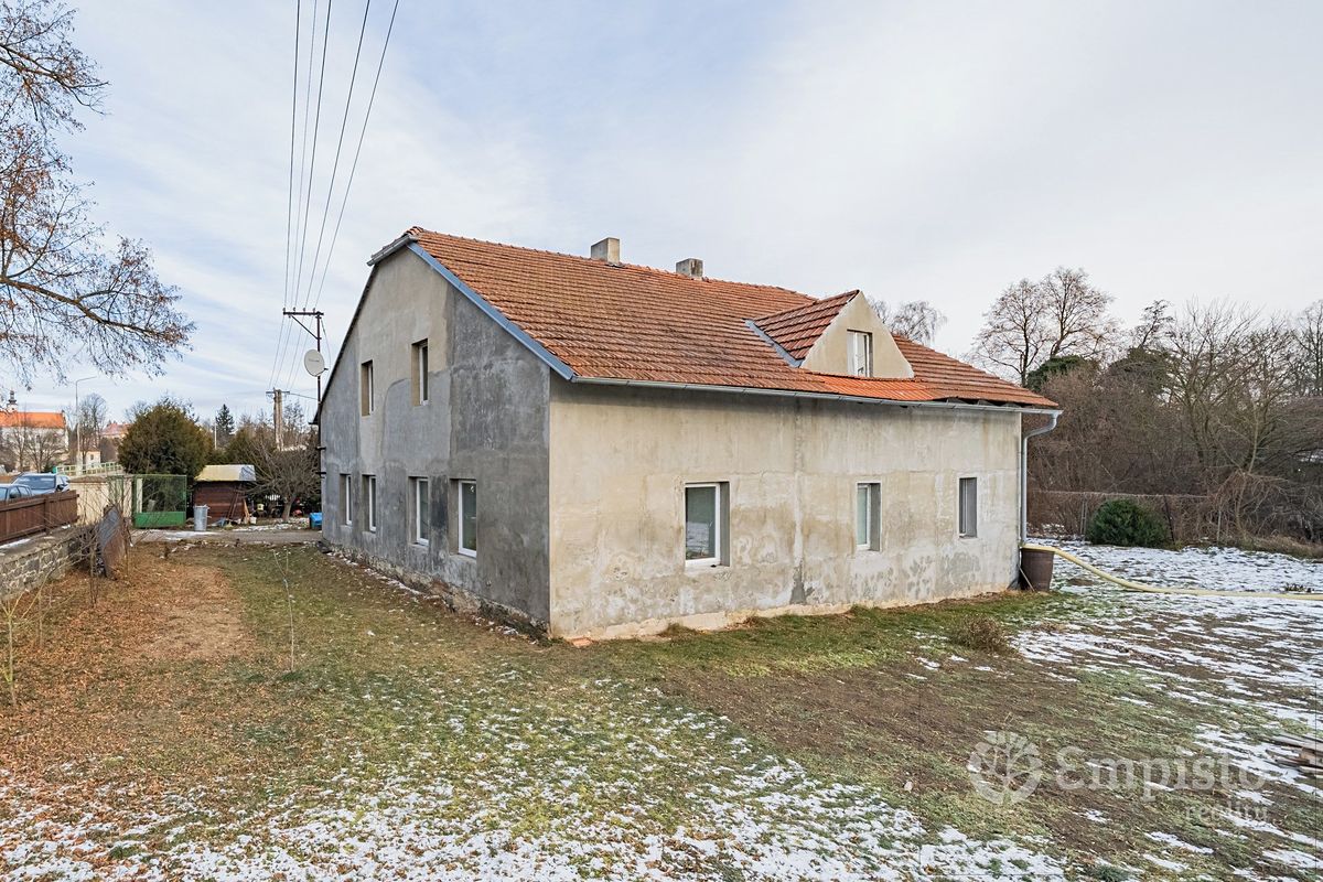 Prodej rodinného domu 200 m², pozemek 1369 m² – fotografie 2