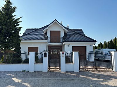 Prodej rodinného domu 320 m², pozemek 832 m²