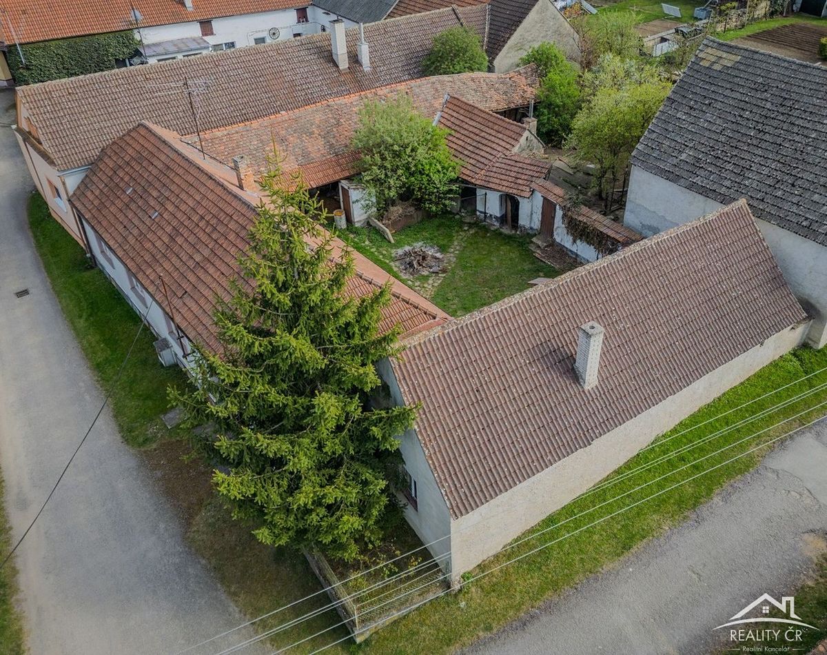 Prodej rodinného domu 111 m², pozemek 688 m² – fotografie 2