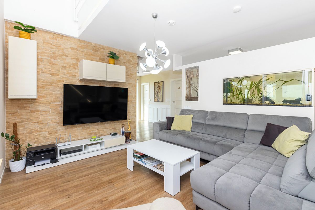 Prodej rodinného domu 195 m², pozemek 1369 m² – fotografie 3
