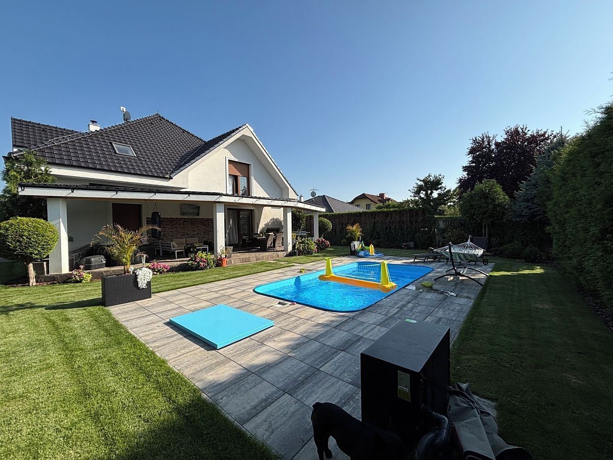 Prodej rodinného domu 320 m², pozemek 832 m² – fotografie 2