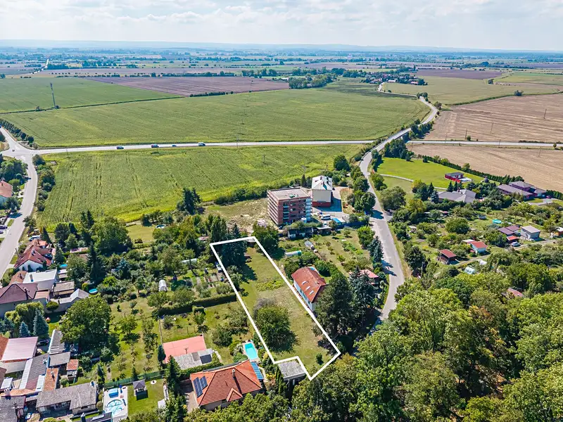 Prodej stavebního pozemku 1775 m², Holice – náhled fotky 2