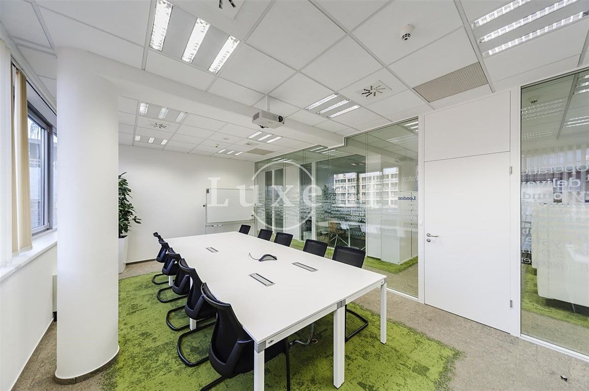 Pronájem kanceláře 883 m² – fotografie 3
