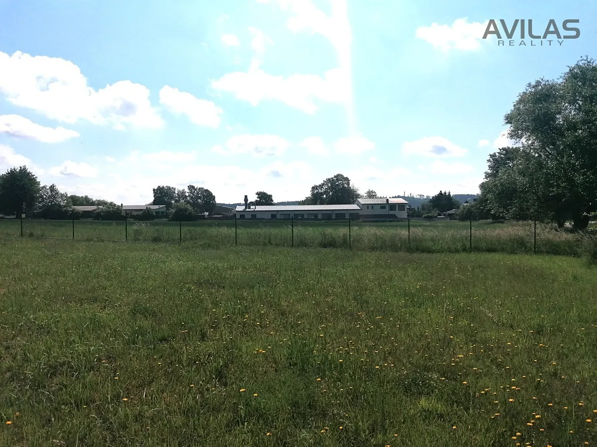 Prodej komerčního pozemku 700 m²