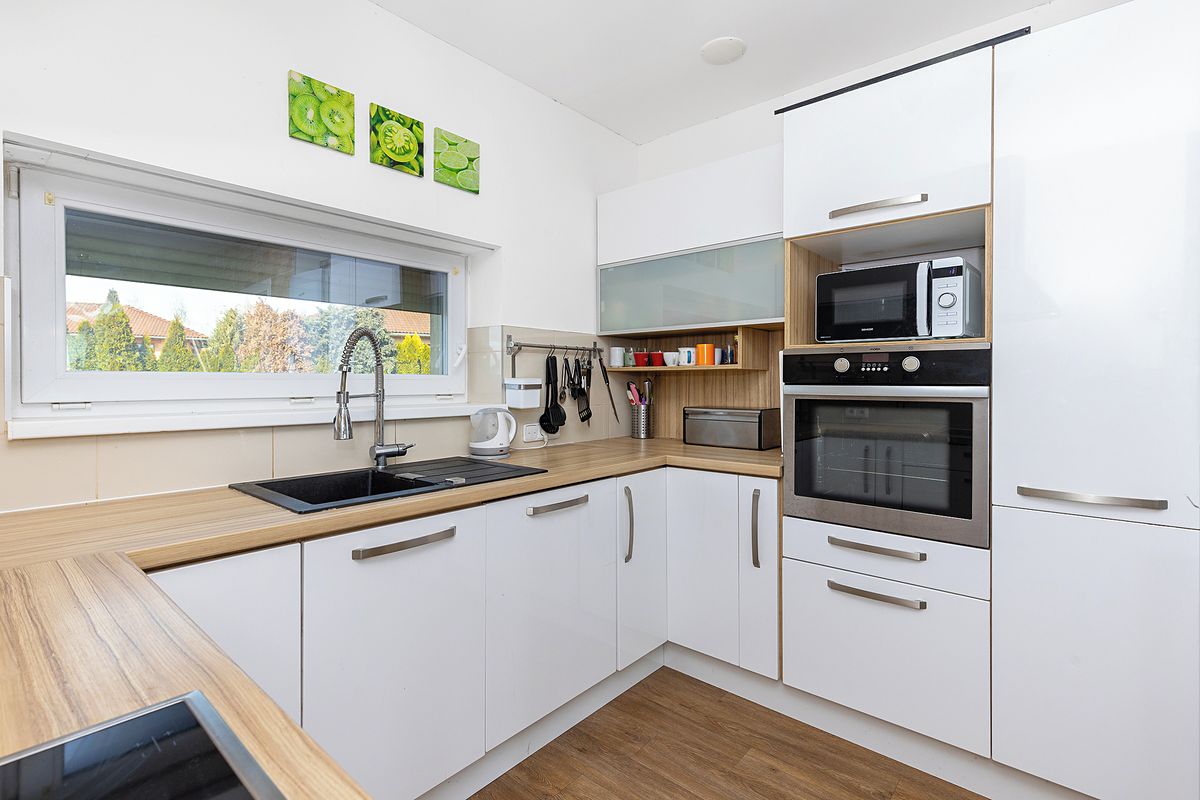 Prodej rodinného domu 195 m², pozemek 1369 m² – fotografie 2
