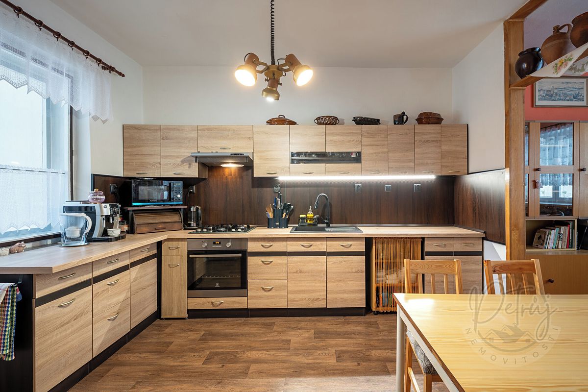 Prodej rodinného domu 200 m², pozemek 850 m² – fotografie 3
