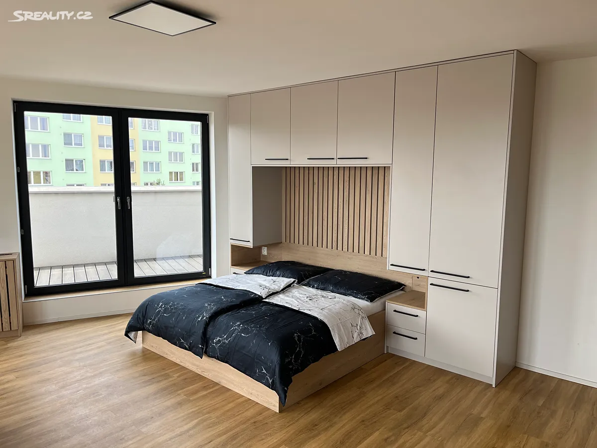 Pronájem bytu 1+kk 92 m² – pohled 2