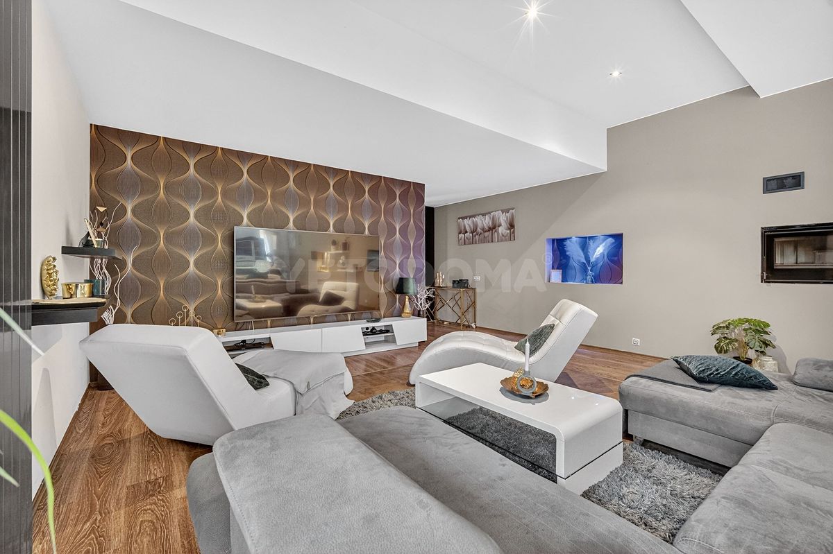 Prodej rodinného domu 280 m², pozemek 2085 m² – fotografie 3