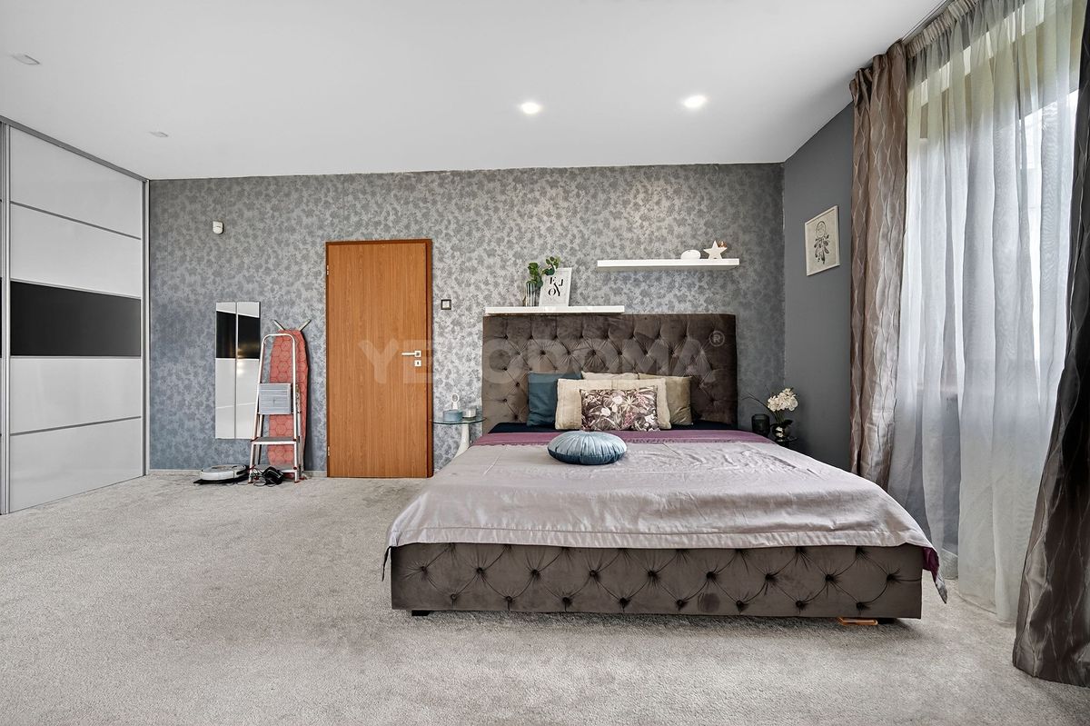 Prodej rodinného domu 280 m², pozemek 2085 m² – fotografie 5