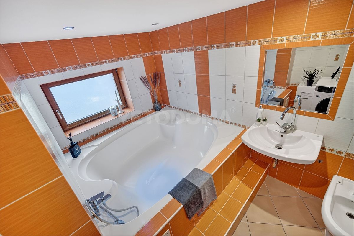 Prodej rodinného domu 280 m², pozemek 2085 m² – fotografie 4
