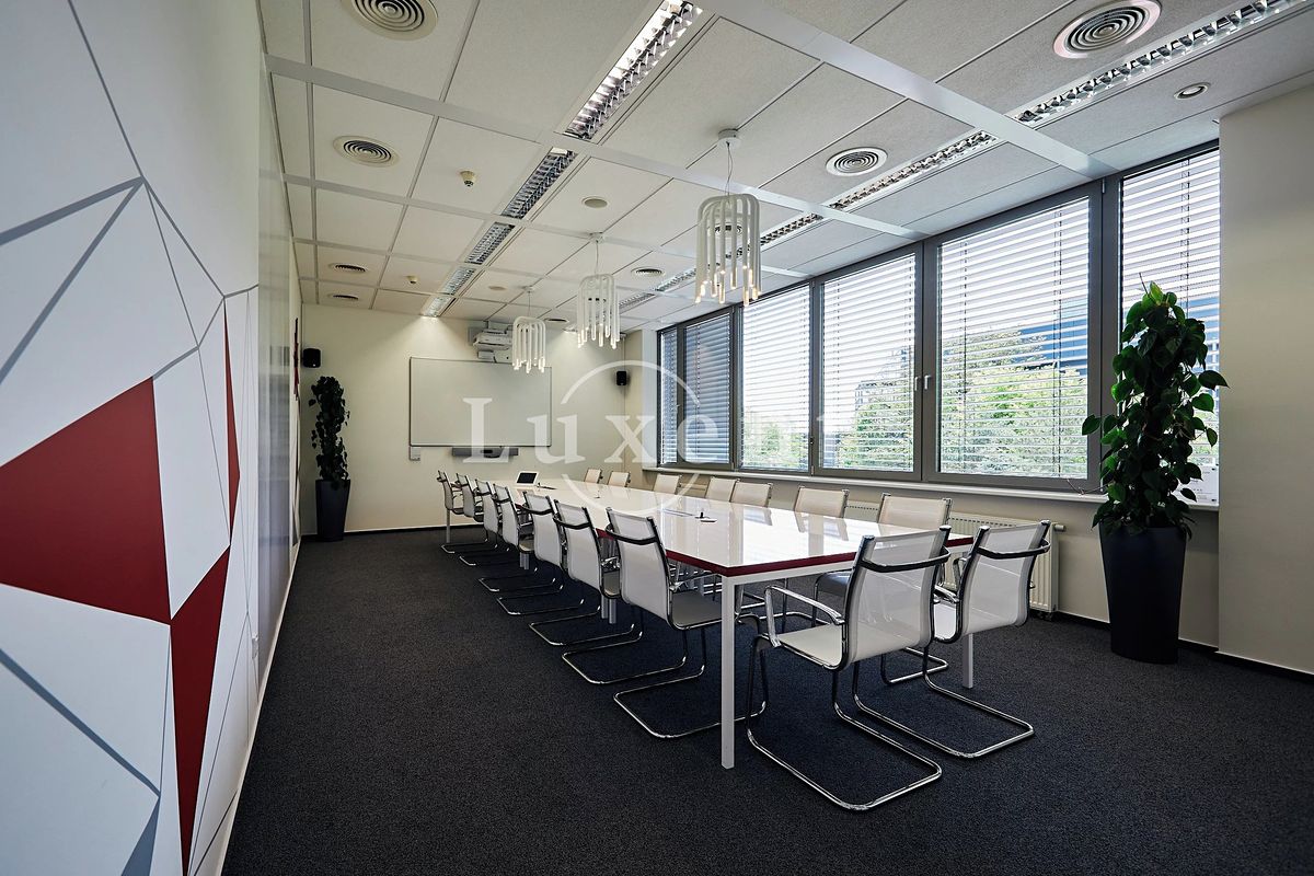 Pronájem kanceláře 1045 m² – fotografie 3