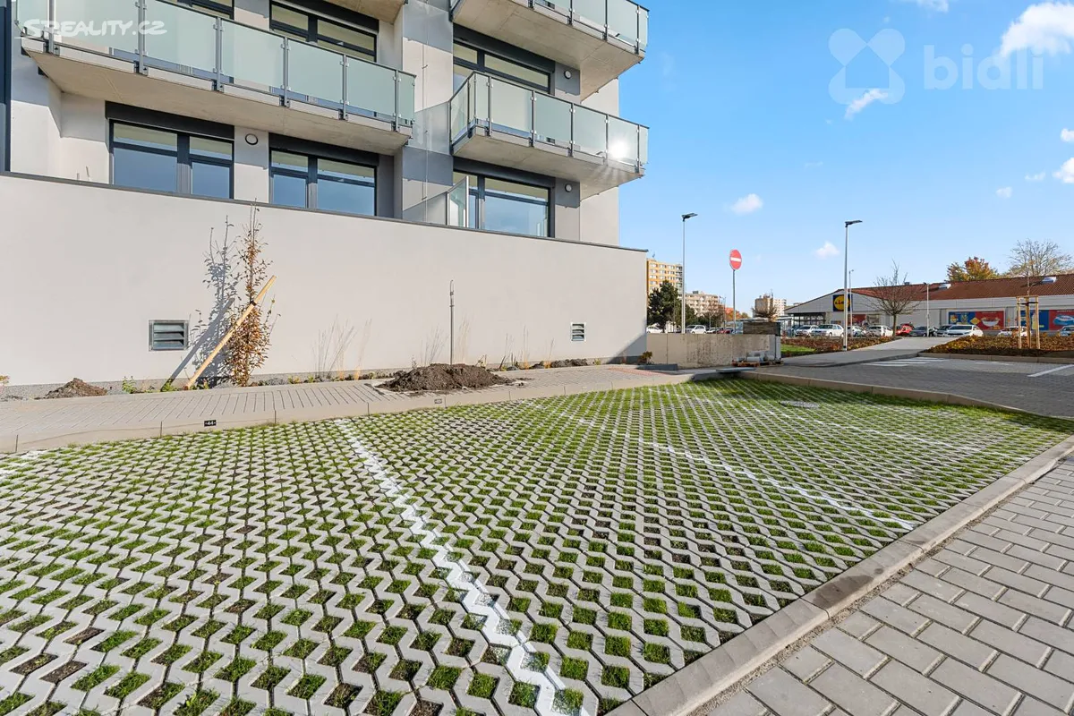 Pronájem garážového stání 18 m²