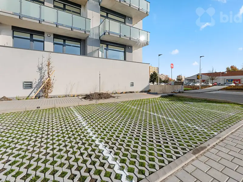 Pronájem garážového stání 18 m², Kladno – náhled fotky 1