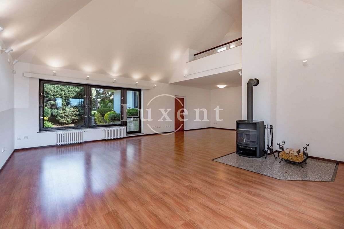 Pronájem kanceláře 417 m² – fotografie 2
