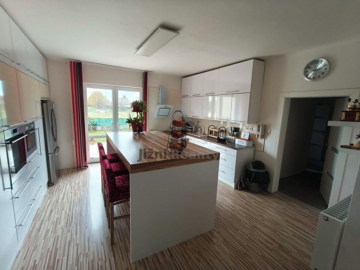 Prodej rodinného domu 450 m², pozemek 648 m² – fotografie 5