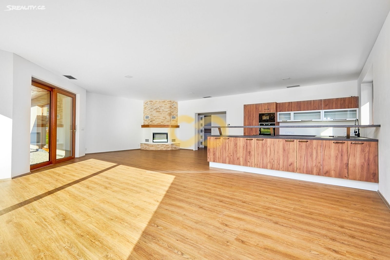 Pronájem  rodinného domu 296 m², pozemek 1 600 m², okres Praha-východ