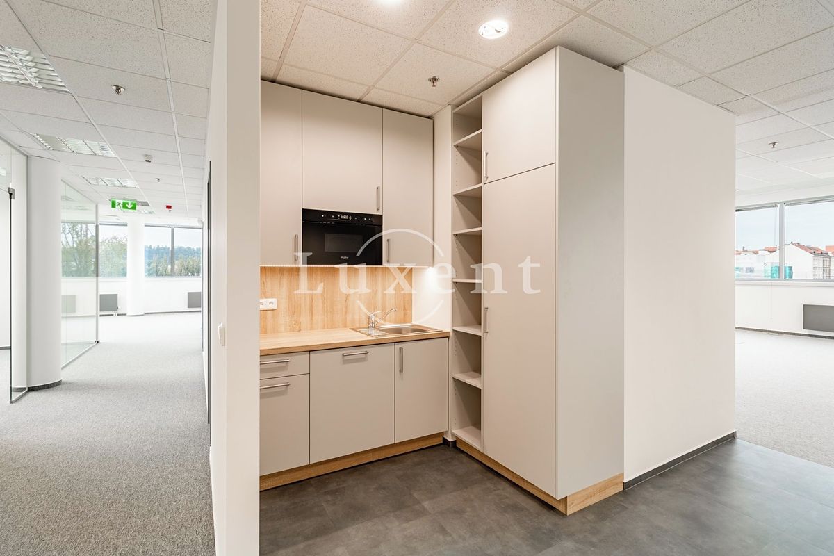 Pronájem kanceláře 291 m² – fotografie 2