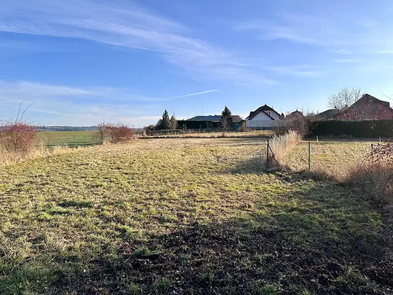 Prodej stavebního pozemku 1108 m², Křenice – náhled fotky 2