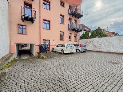 Pronájem garážového stání 16 m²