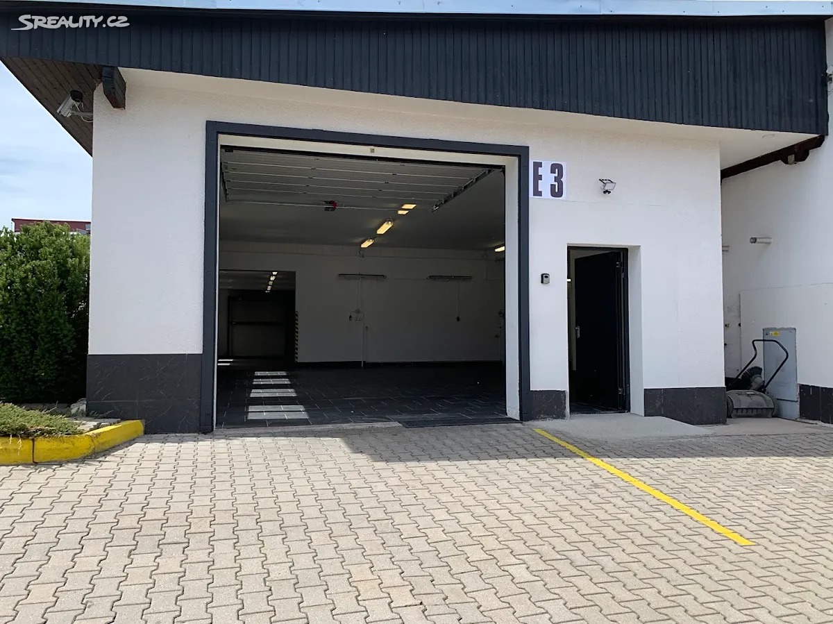 Pronájem výrobní haly, prostoru 392 m², Pardubice