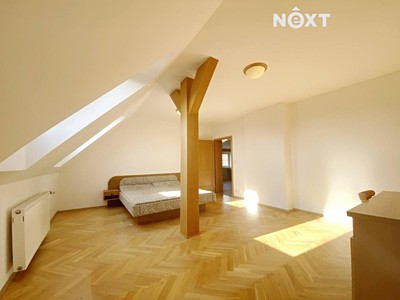 Pronájem bytu 6 pokojů a více 180 m²