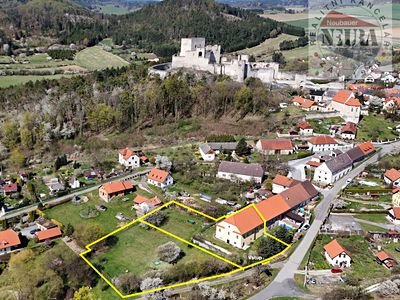 Prodej rodinného domu 325 m², pozemek 1864 m²